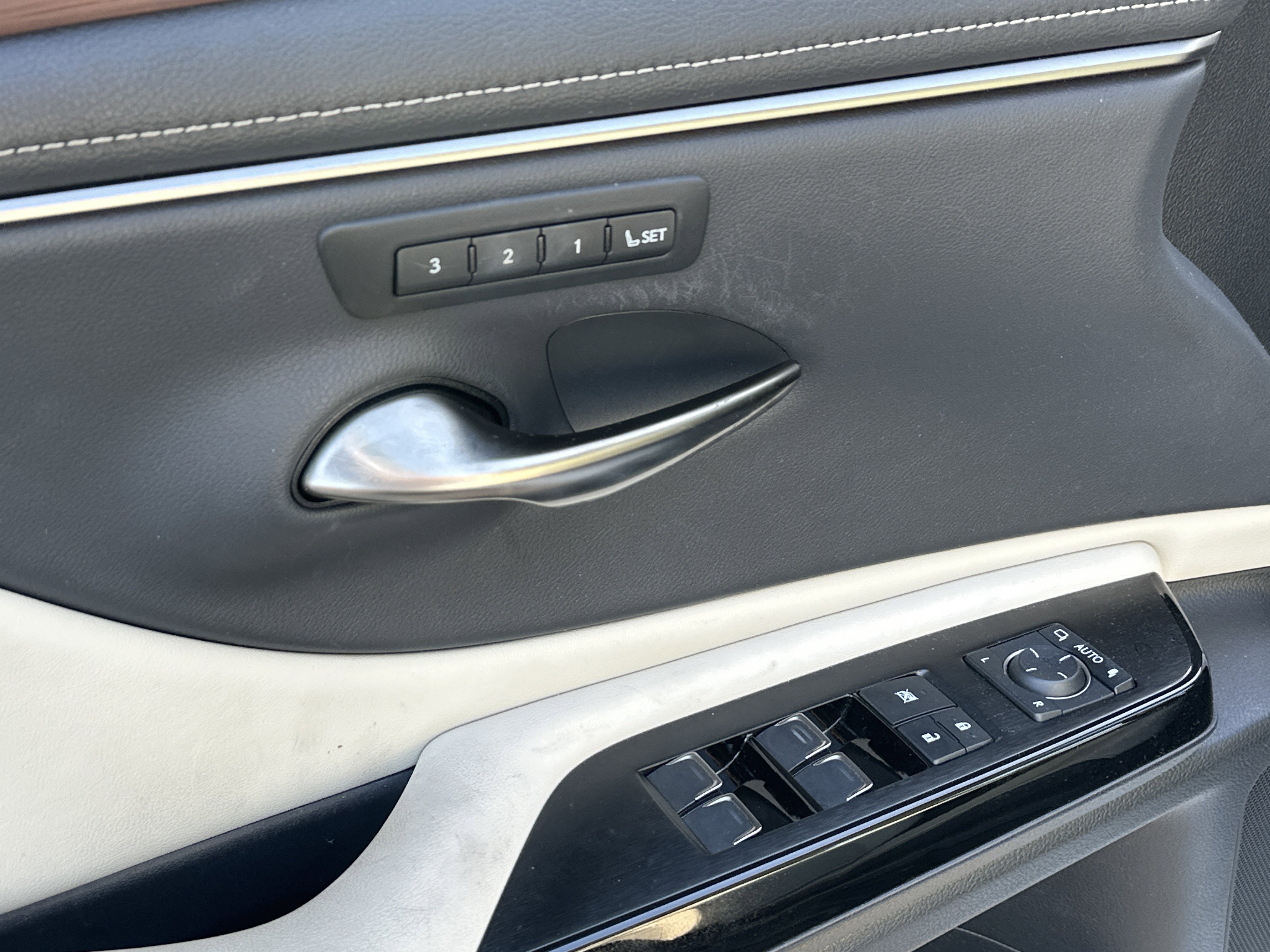 Used 2024 Lexus ES 350 w/ Premium Package image 12