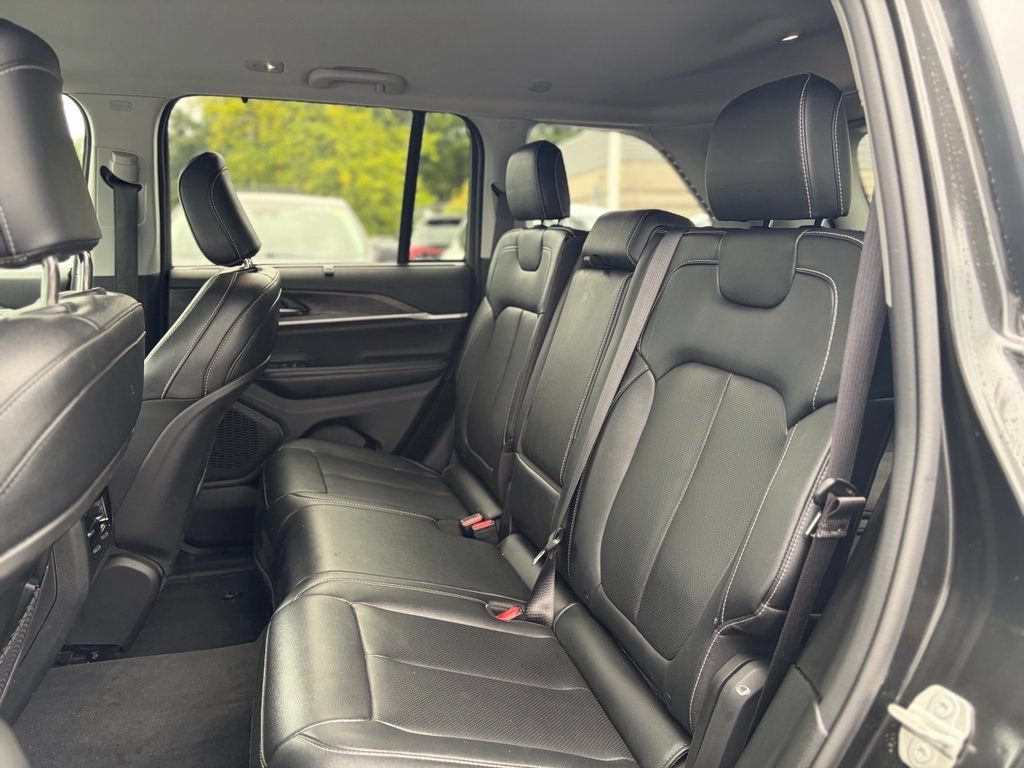 Used 2023 Jeep Grand Cherokee Limited w/ Luxury Tech Group II AWD/4WD image 12