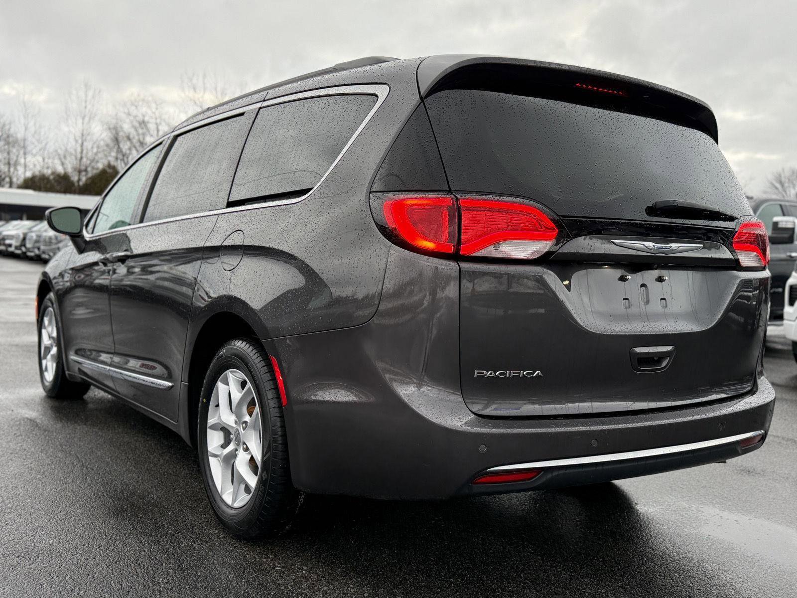 Used 2017 Chrysler Pacifica Touring-L w/ Tire & Wheel Group image 7