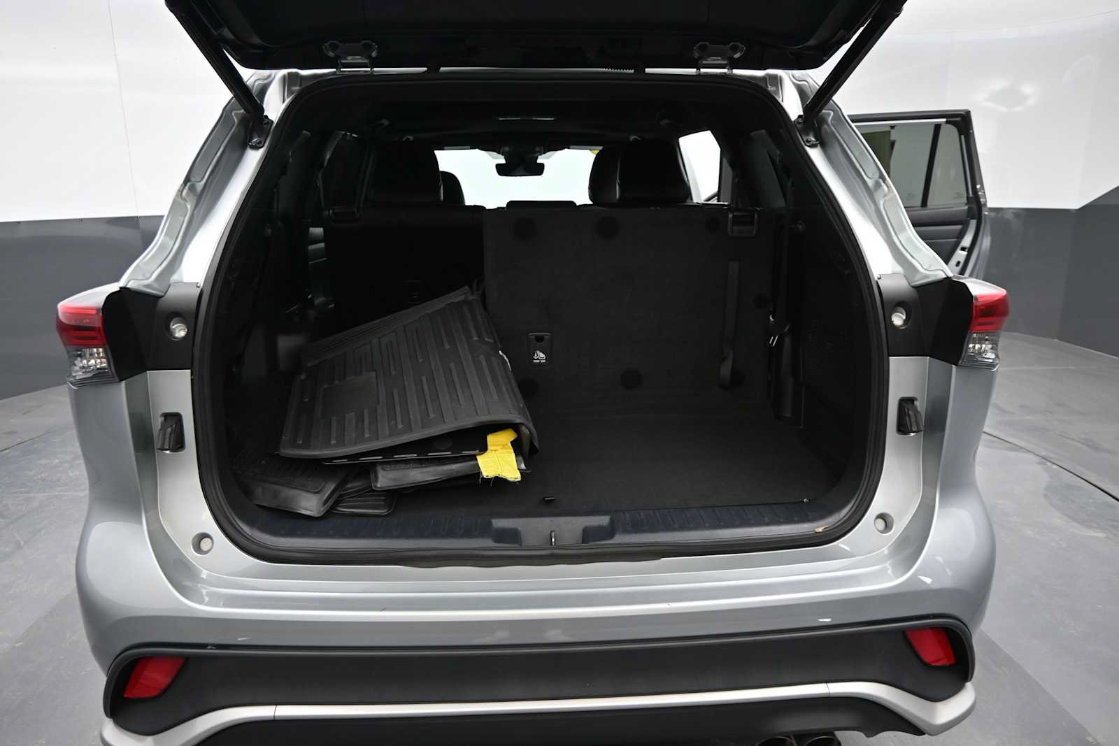 Used 2021 Toyota Highlander XSE AWD/4WD image 13