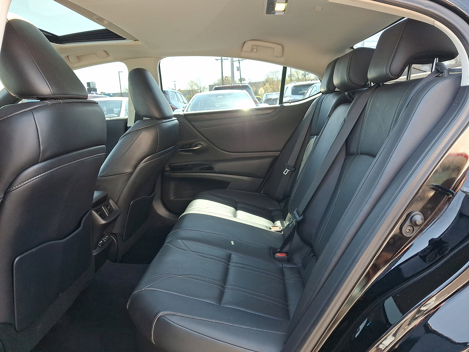 Used 2024 Lexus ES 300h w/ Technology Package image 10