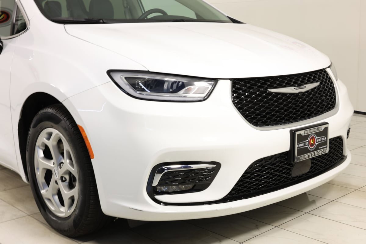 Used 2024 Chrysler Pacifica Limited FWD image 37