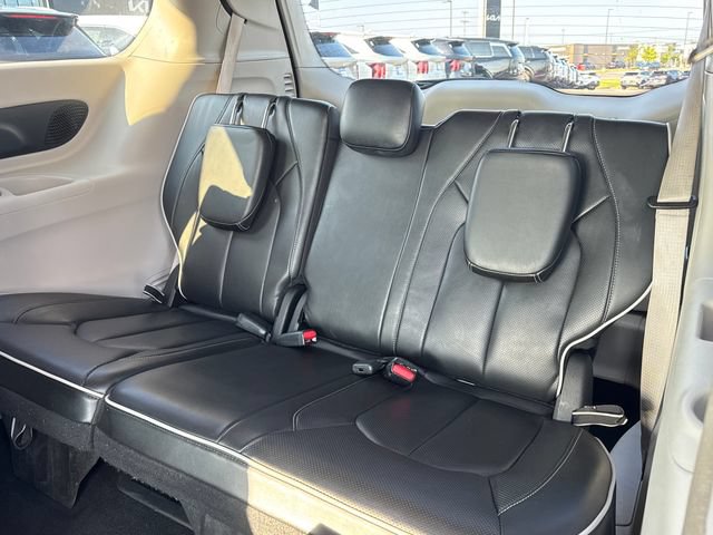 Used 2023 Chrysler Pacifica Limited FWD image 17