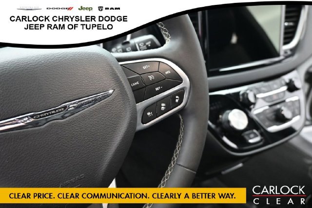 Used 2025 Chrysler Pacifica Select FWD image 18