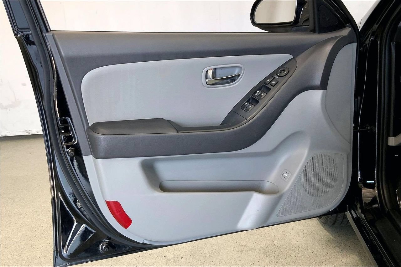 Used 2010 Hyundai Elantra GLS FWD image 24