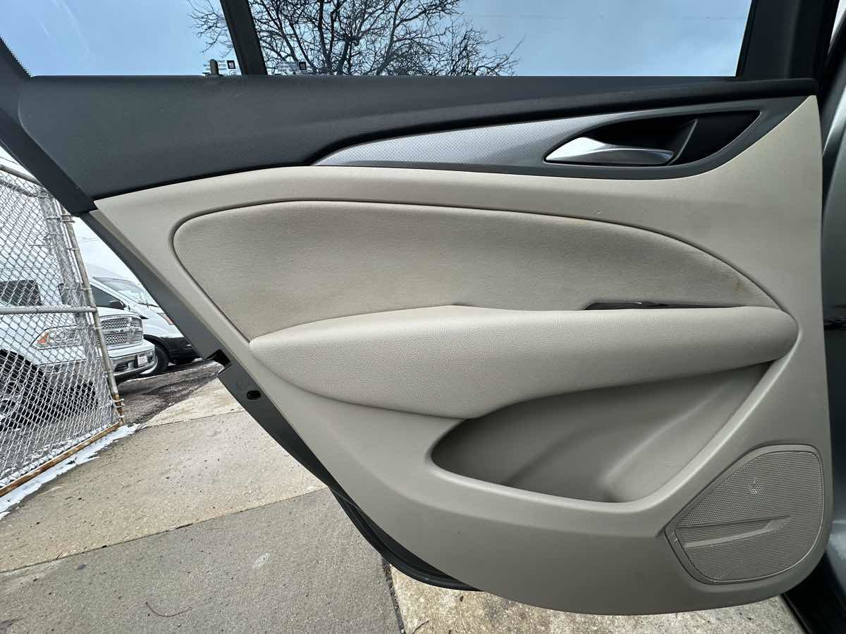 Used 2018 Buick Regal Preferred image 16