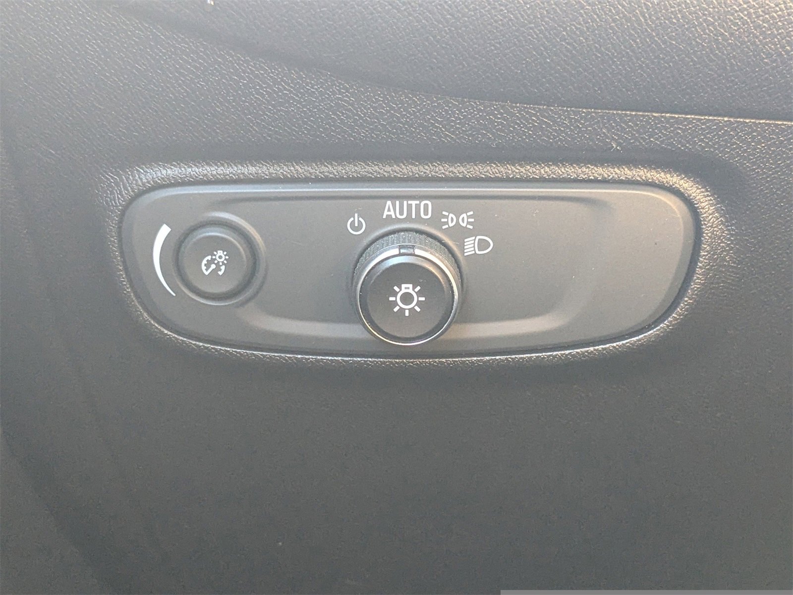 Used 2018 Chevrolet Equinox LT w/ Sun & Infotainment Package image 33