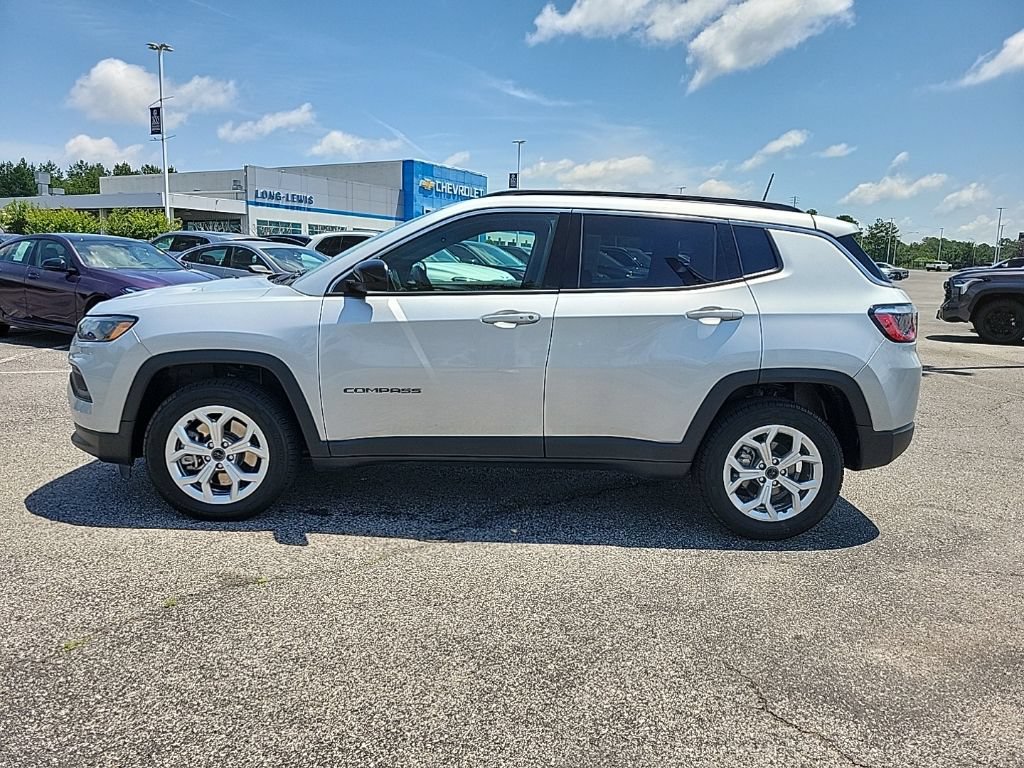 Used 2025 Jeep Compass Latitude AWD/4WD image 4