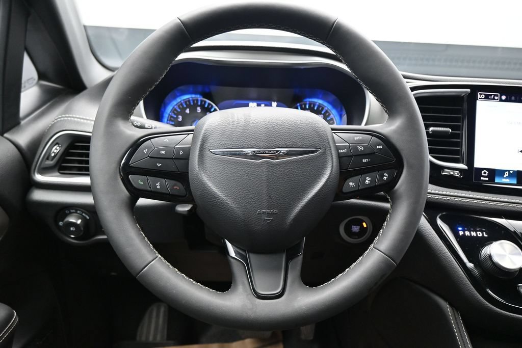 Used 2024 Chrysler Pacifica Limited w/ Uconnect Theater Family Group AWD/4WD image 15