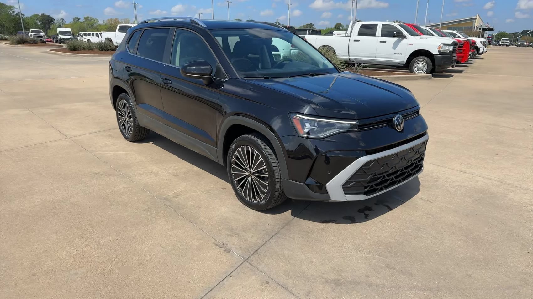 Used 2025 Volkswagen Taos SE FWD image 3