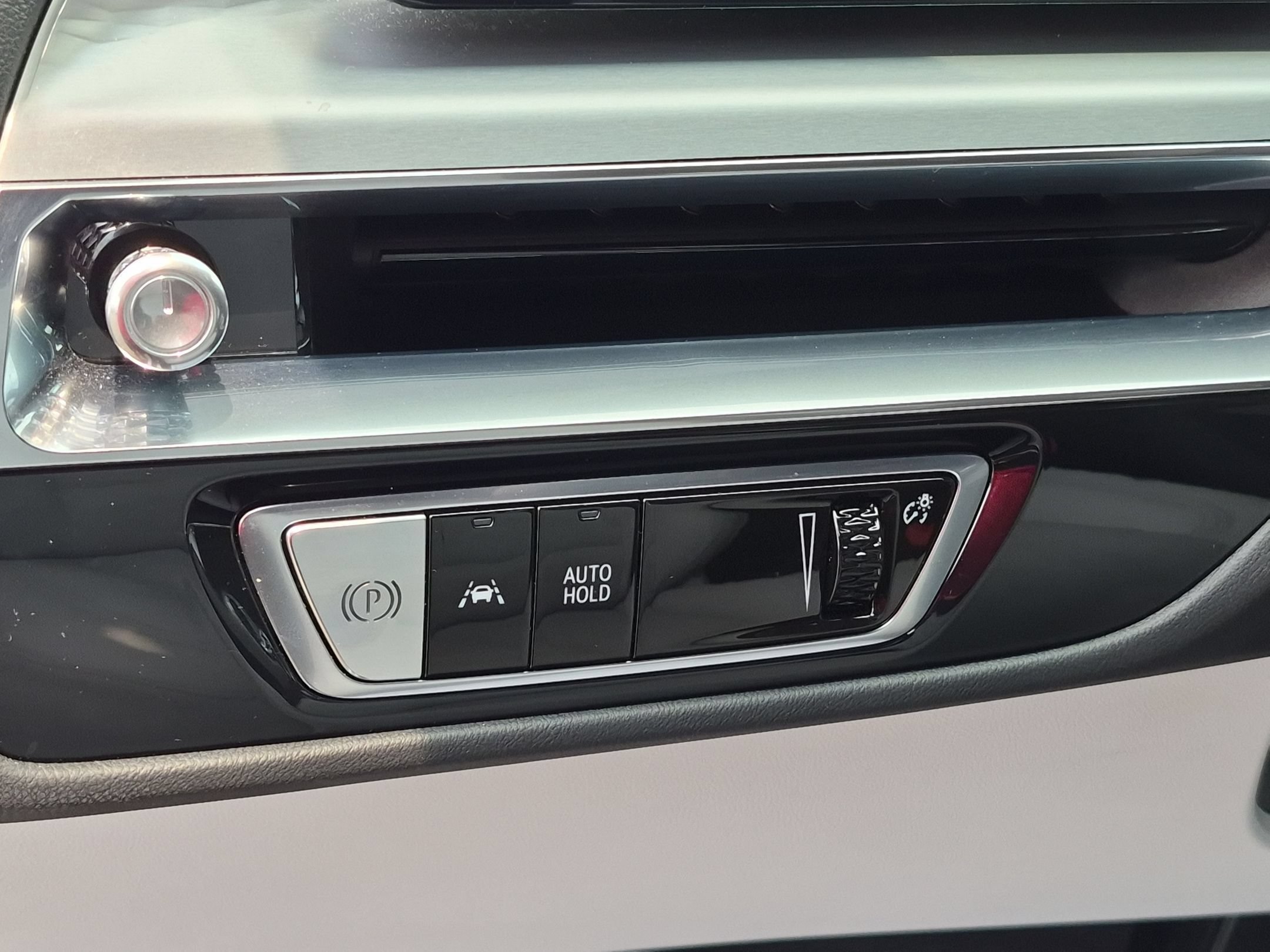 Certified 2024 Cadillac Lyriq Luxury AWD/4WD image 17