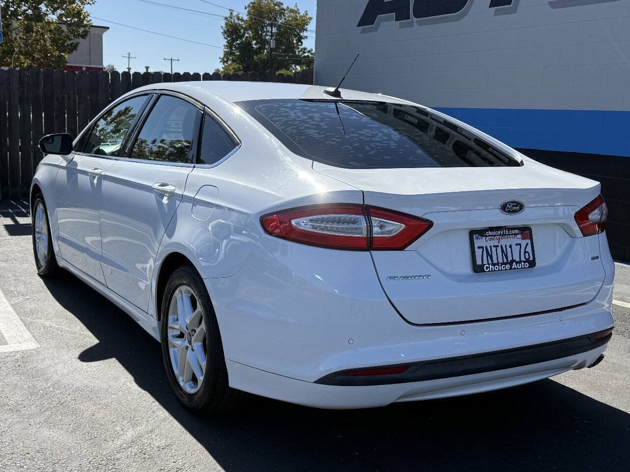 Used 2016 Ford Fusion SE FWD image 3