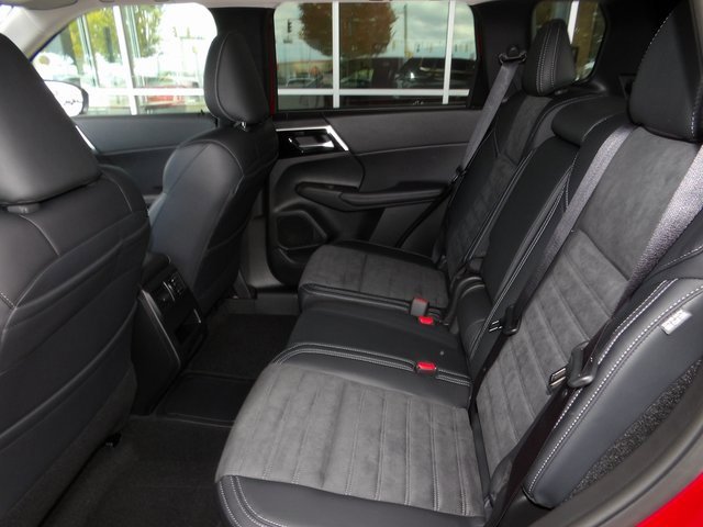 New 2025 Mitsubishi Outlander SE image 16