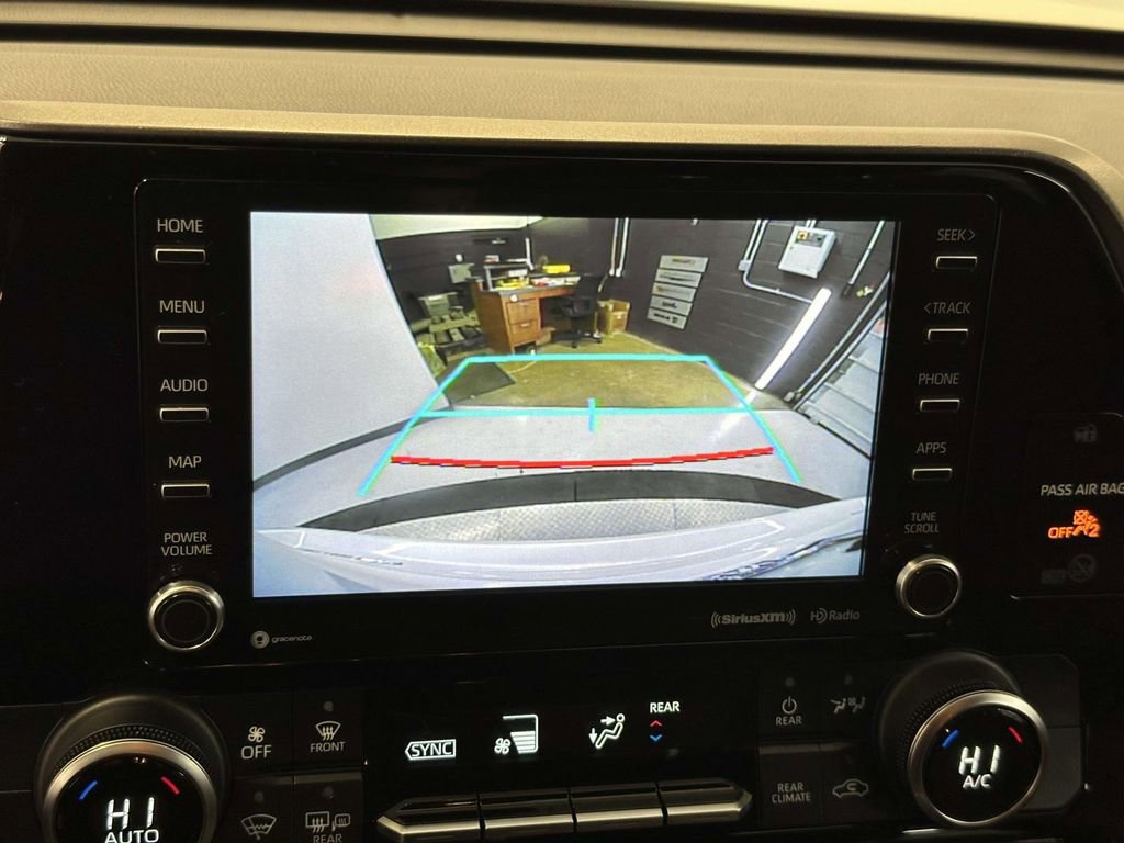 Used 2020 Toyota Highlander LE image 22