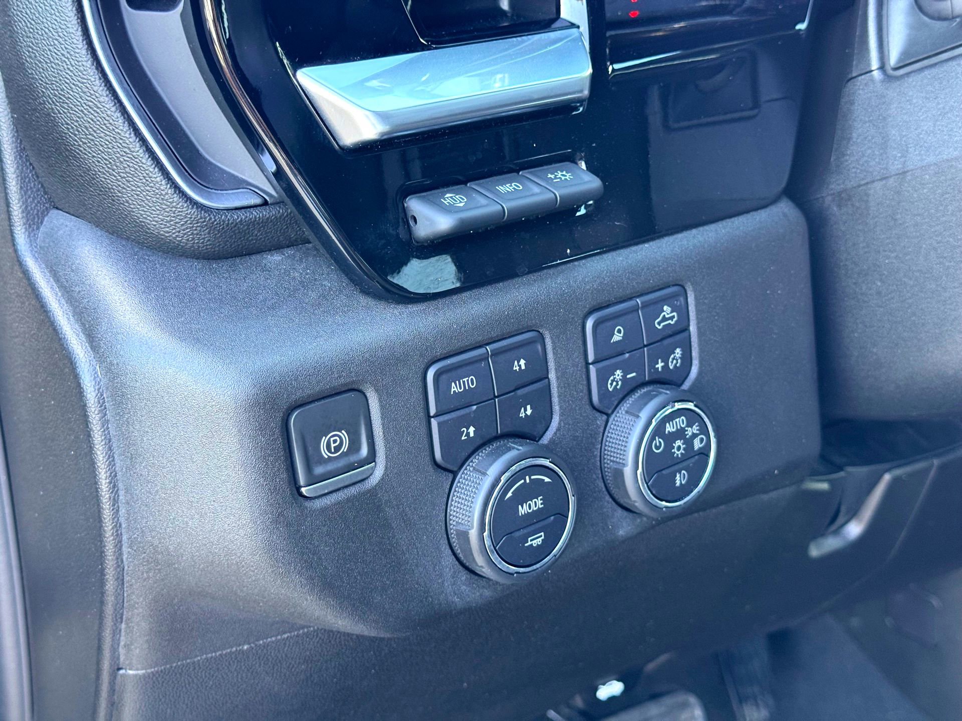 Used 2024 Chevrolet Silverado 2500 High Country w/ Technology Package image 15