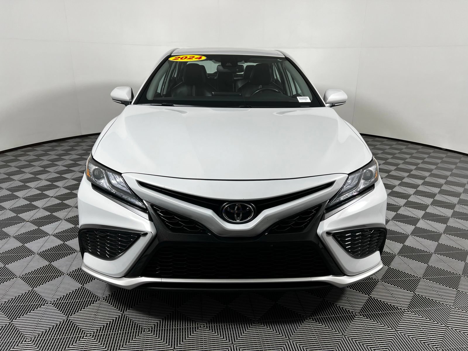 Used 2024 Toyota Camry XSE FWD image 2