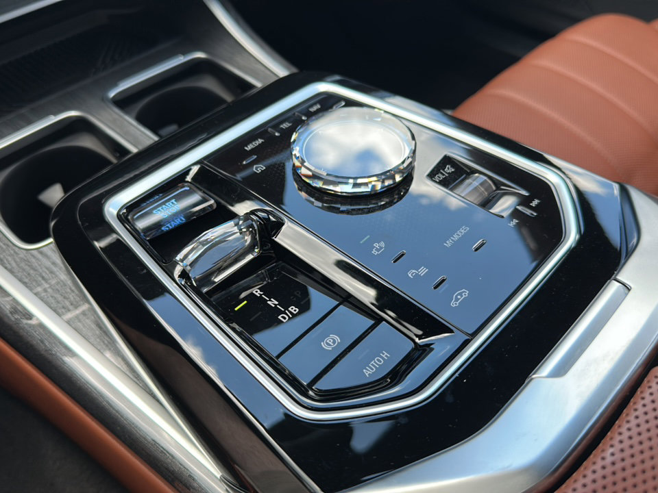 New 2024 BMW i7 xDrive60 w/ Executive Package image 25