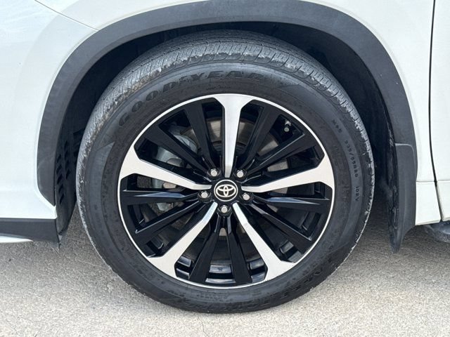 Used 2021 Toyota Highlander XSE FWD image 18