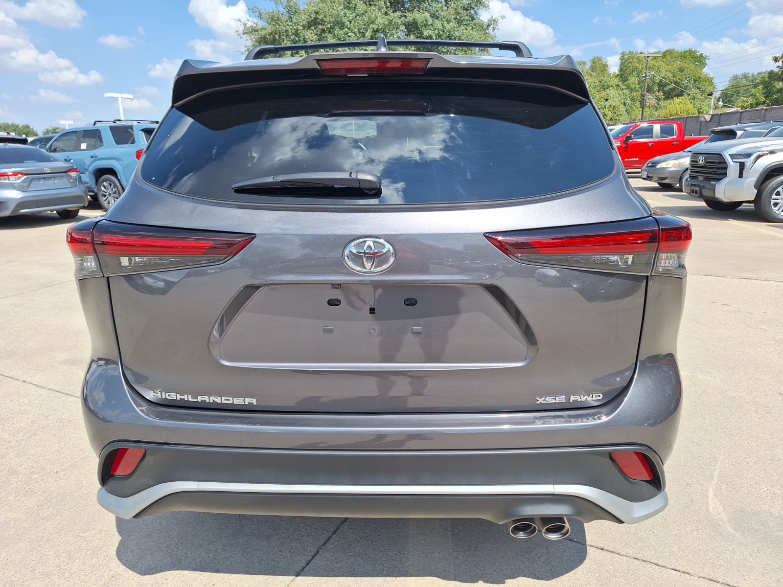 Used 2024 Toyota Highlander XSE AWD/4WD image 5