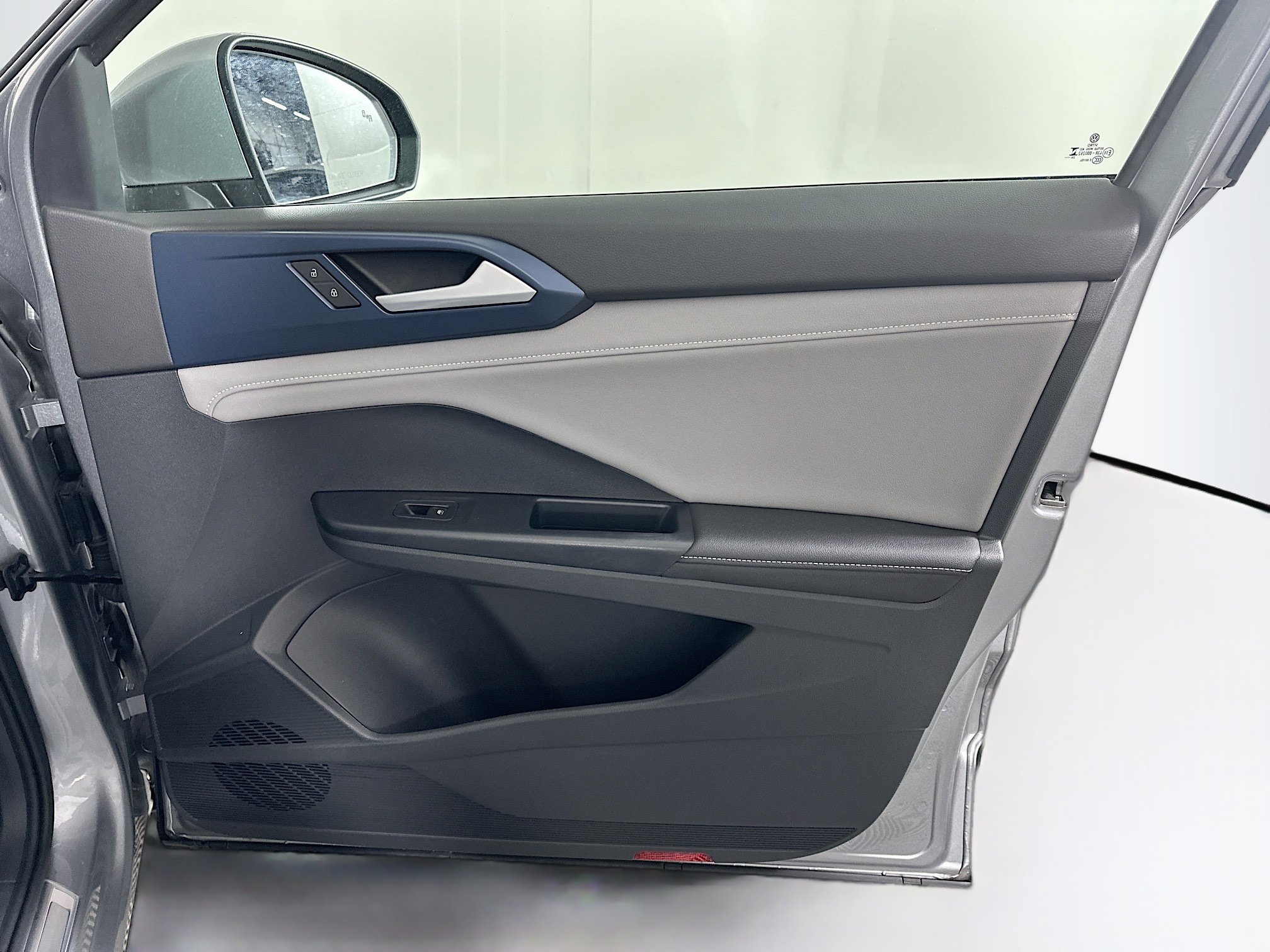 Used 2024 Volkswagen Taos SE image 33