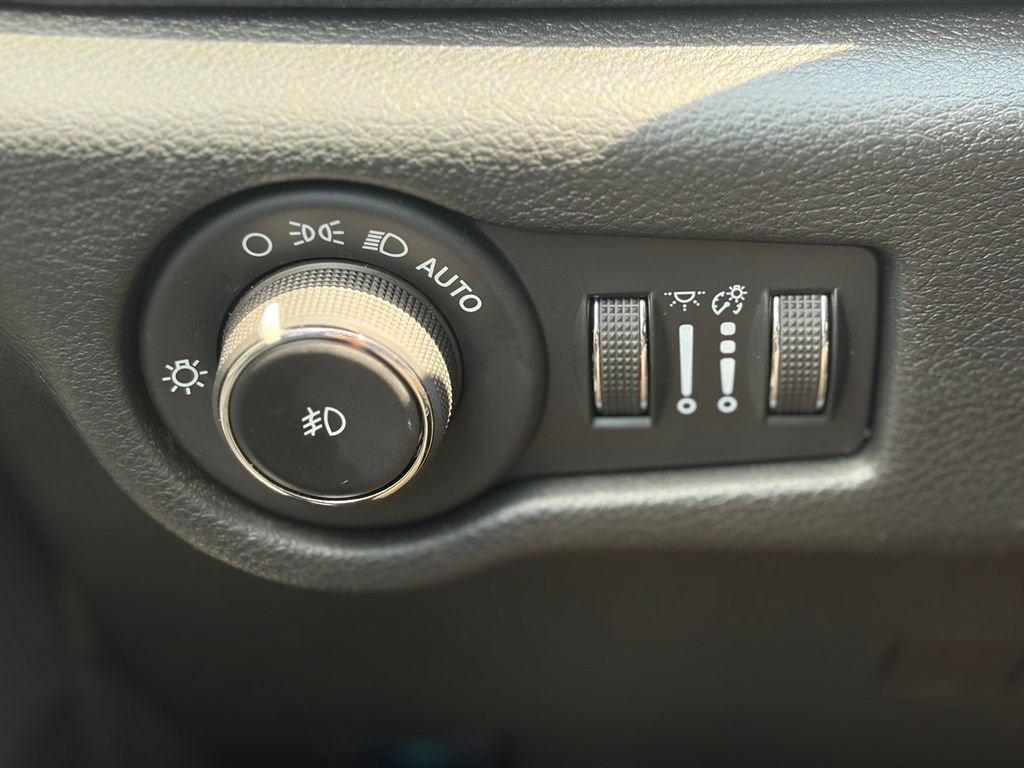 Certified 2025 Chrysler Pacifica Limited FWD image 35