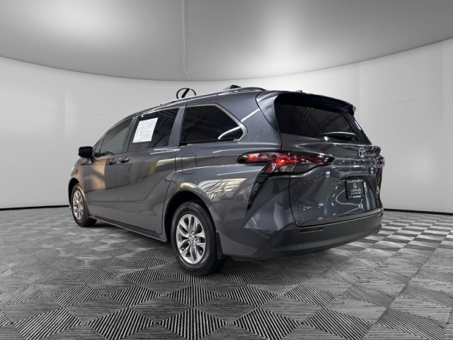 Used 2025 Toyota Sienna LE image 5