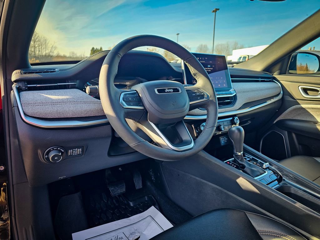 Used 2024 Jeep Compass Latitude image 12