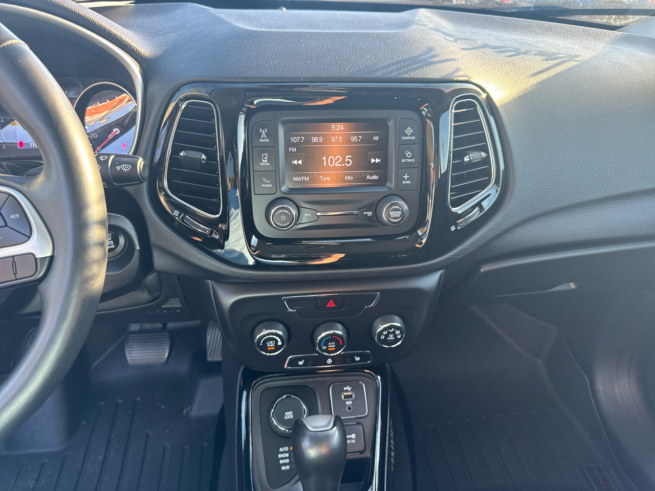 Used 2018 Jeep Compass Latitude image 10