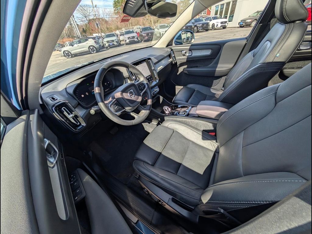 Certified 2025 Volvo XC40 B5 Plus AWD/4WD image 10