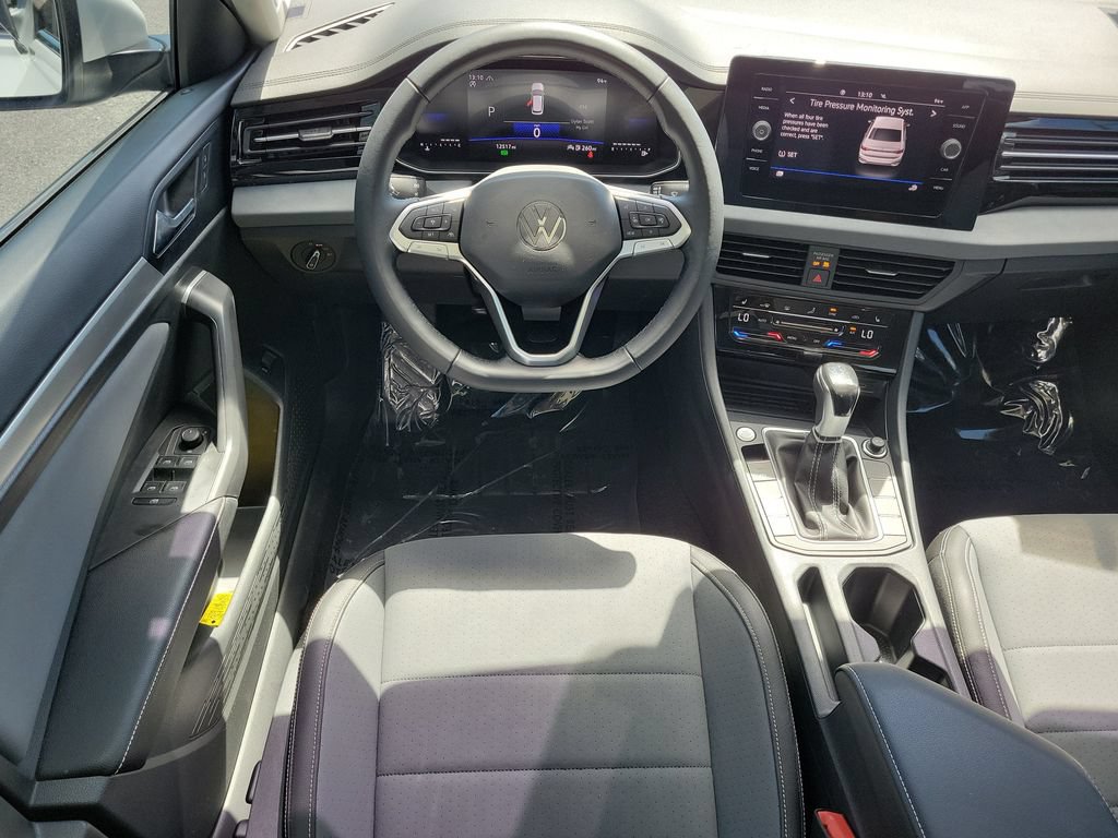 Certified 2025 Volkswagen Jetta SE w/ Sunroof Package FWD image 12
