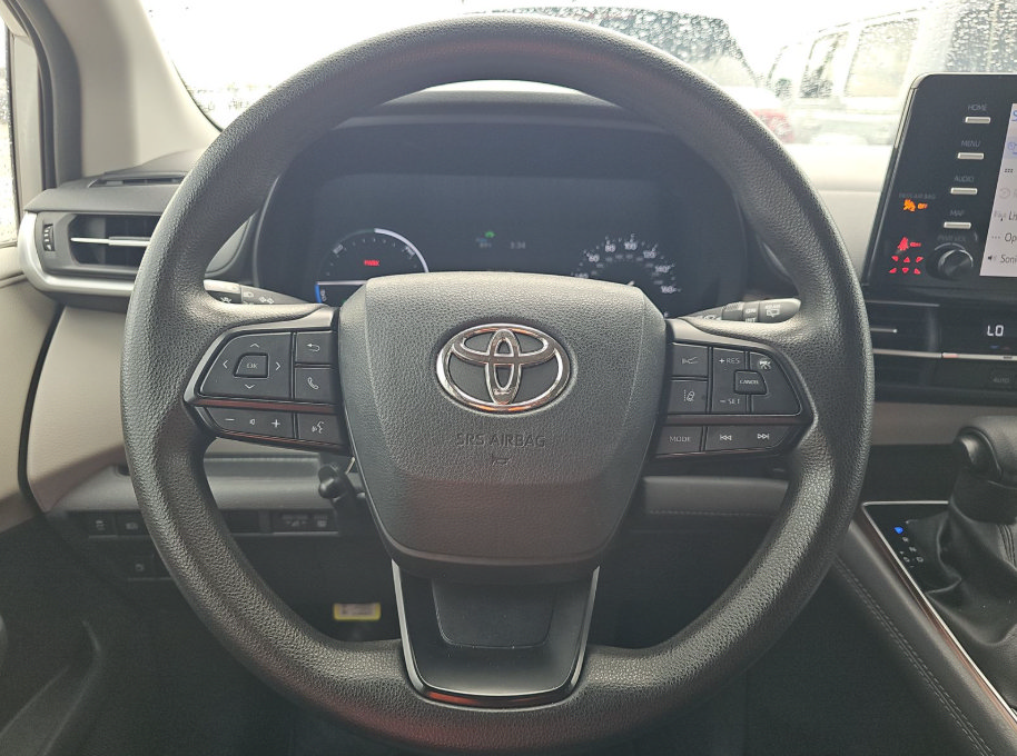 Used 2024 Toyota Sienna LE FWD image 12
