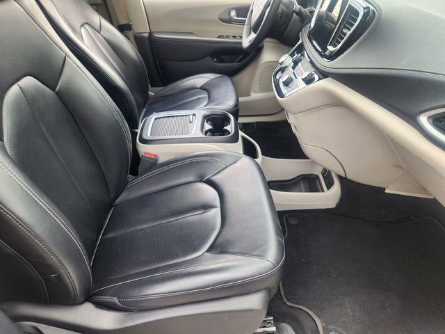 Used 2023 Chrysler Pacifica Touring-L FWD image 10