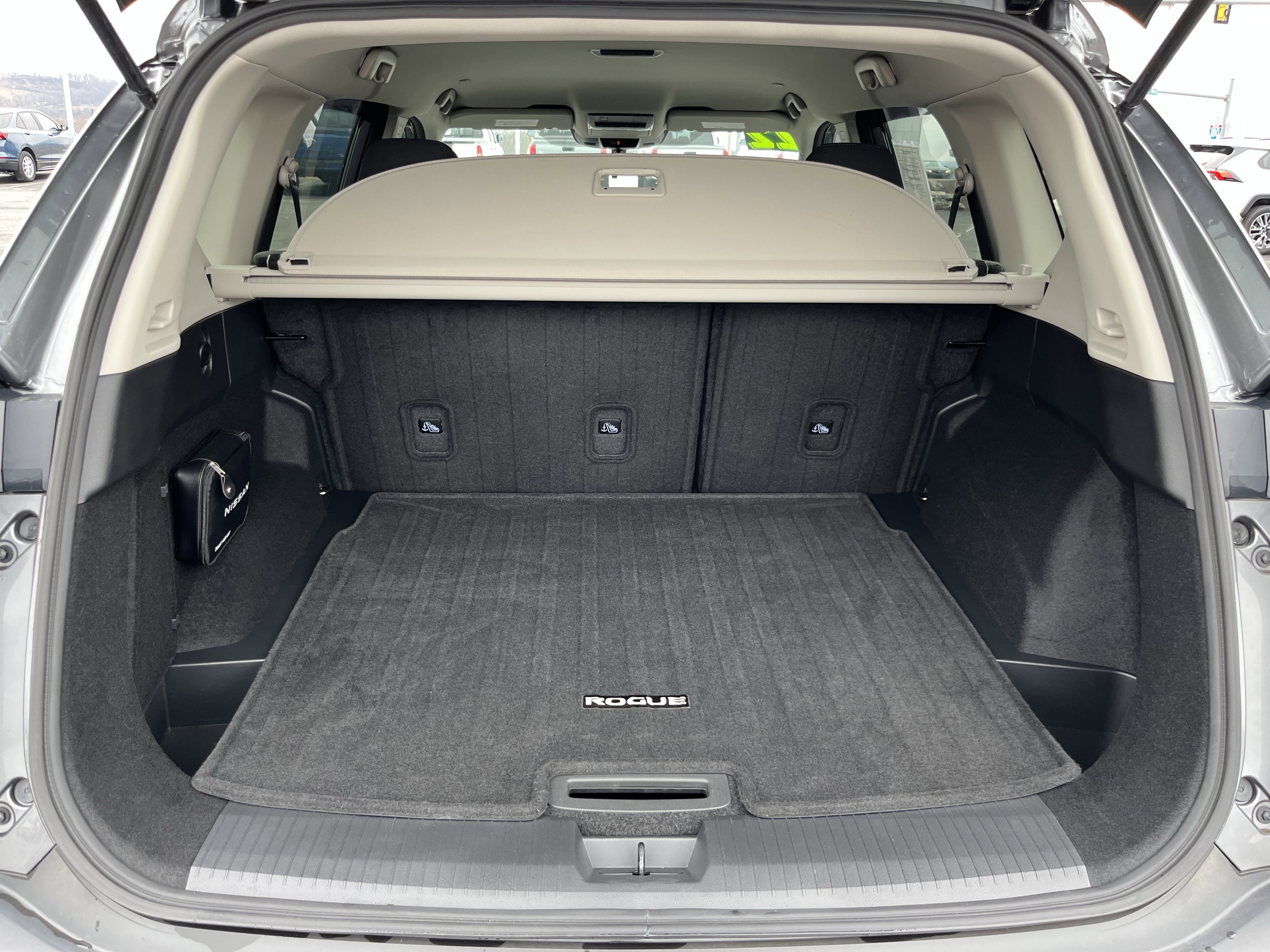 Used 2022 Nissan Rogue SV image 5