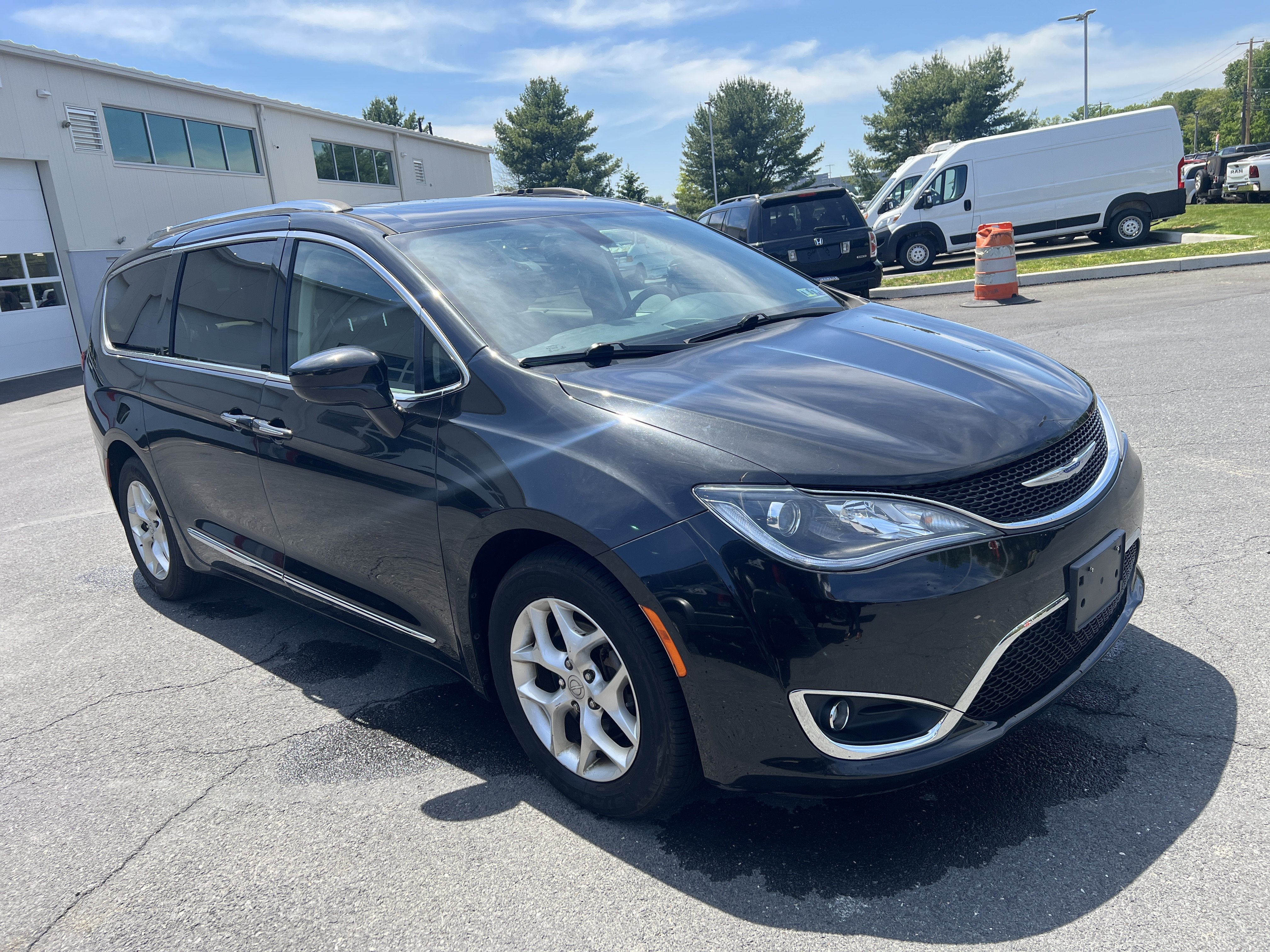 Used 2018 Chrysler Pacifica Touring-L Plus w/ Tire & Wheel Group FWD image 11