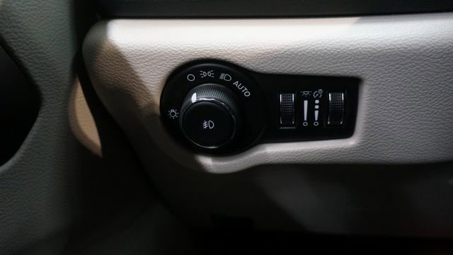 Used 2024 Chrysler Pacifica Touring-L image 27