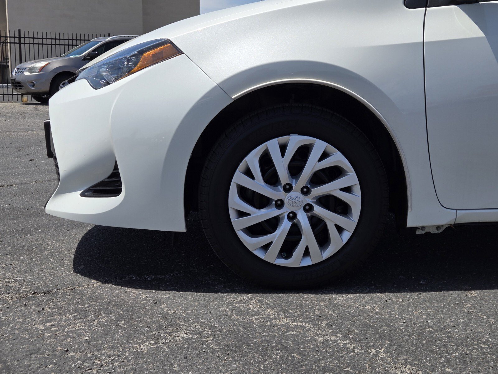 Used 2018 Toyota Corolla LE w/ Carpet Mat Package (TMS) FWD image 6