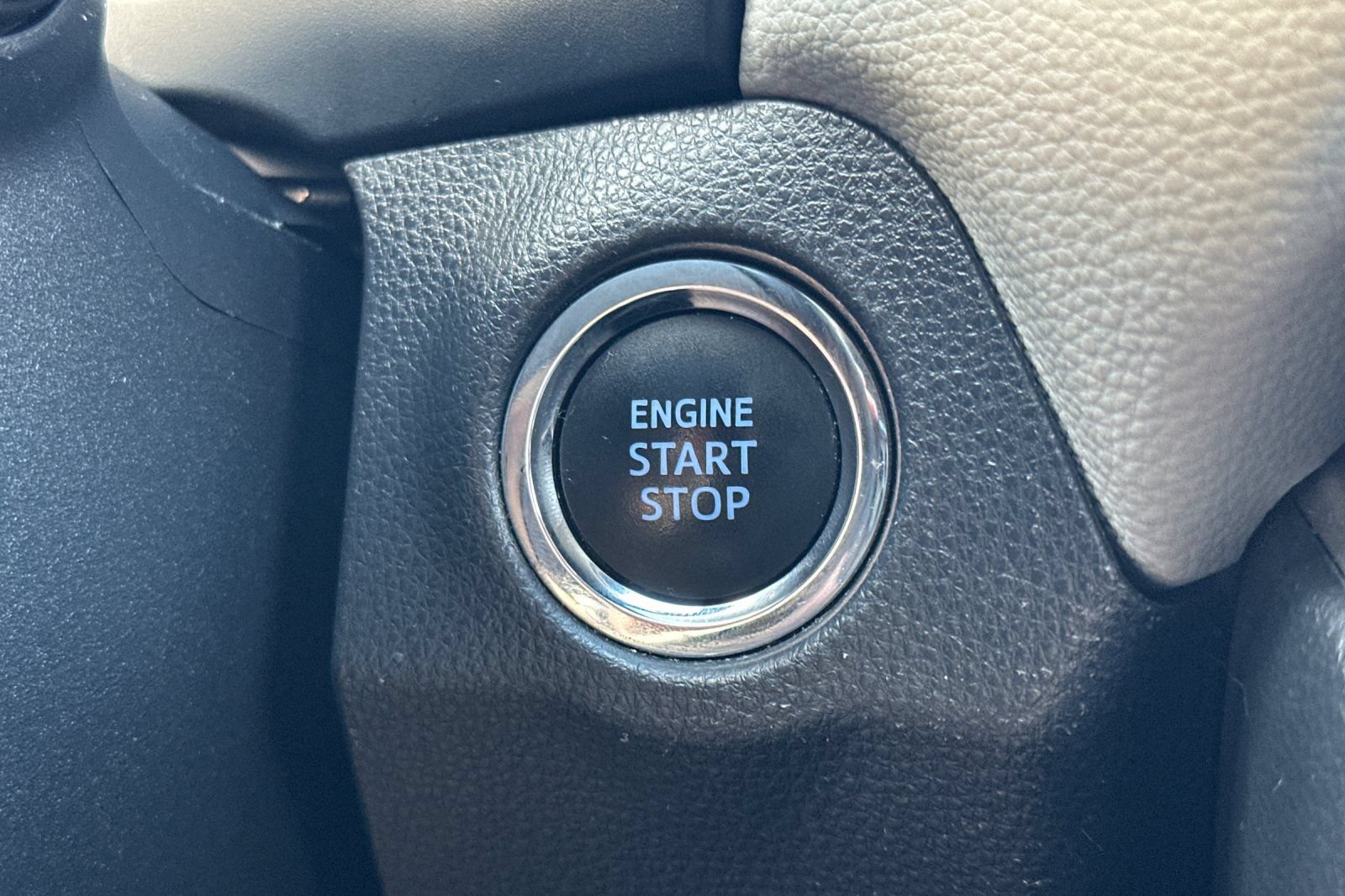 Used 2020 Toyota RAV4 XLE Premium FWD image 32