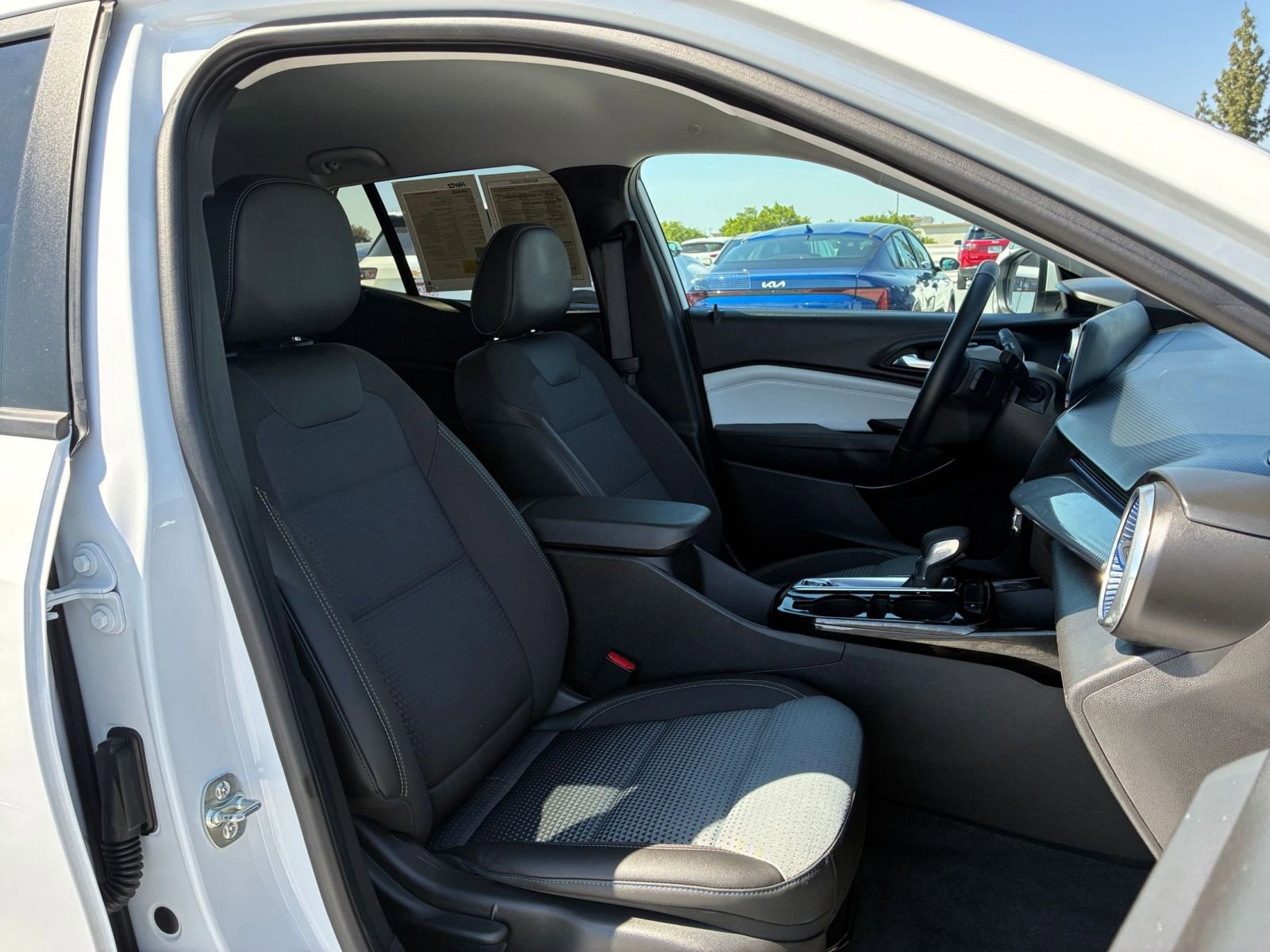 Used 2025 Chevrolet Trax LT w/ LT Convenience Package FWD image 35