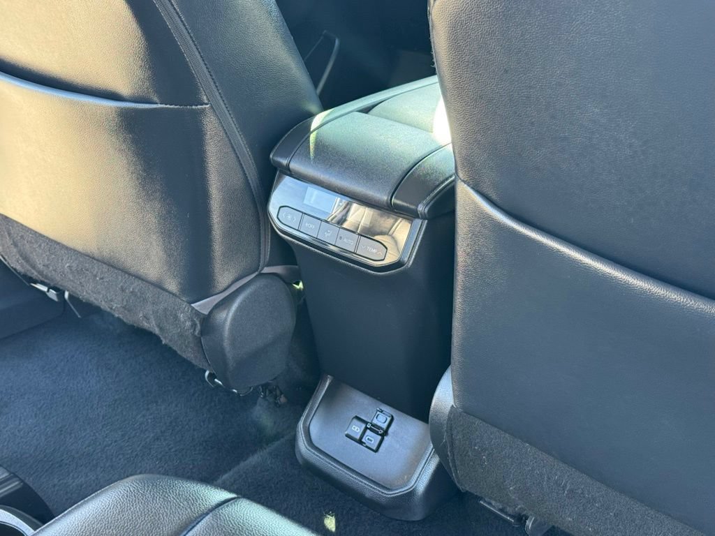Used 2022 Toyota Highlander XLE FWD image 23