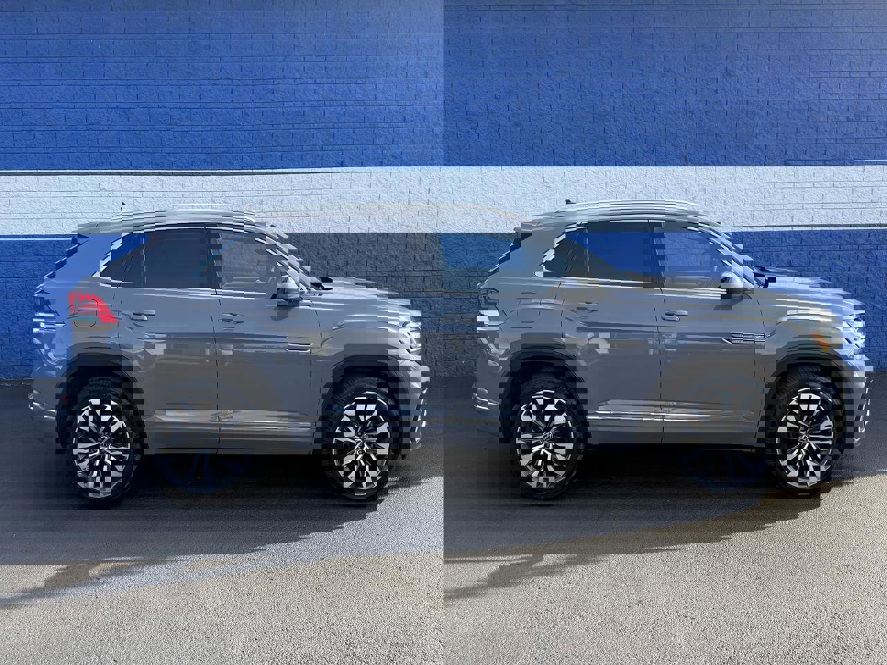 Used 2022 Volkswagen Atlas Cross Sport SEL Premium R-Line image 2