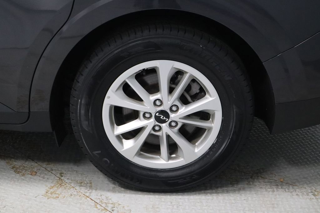 Used 2024 Kia Carnival LX FWD image 17