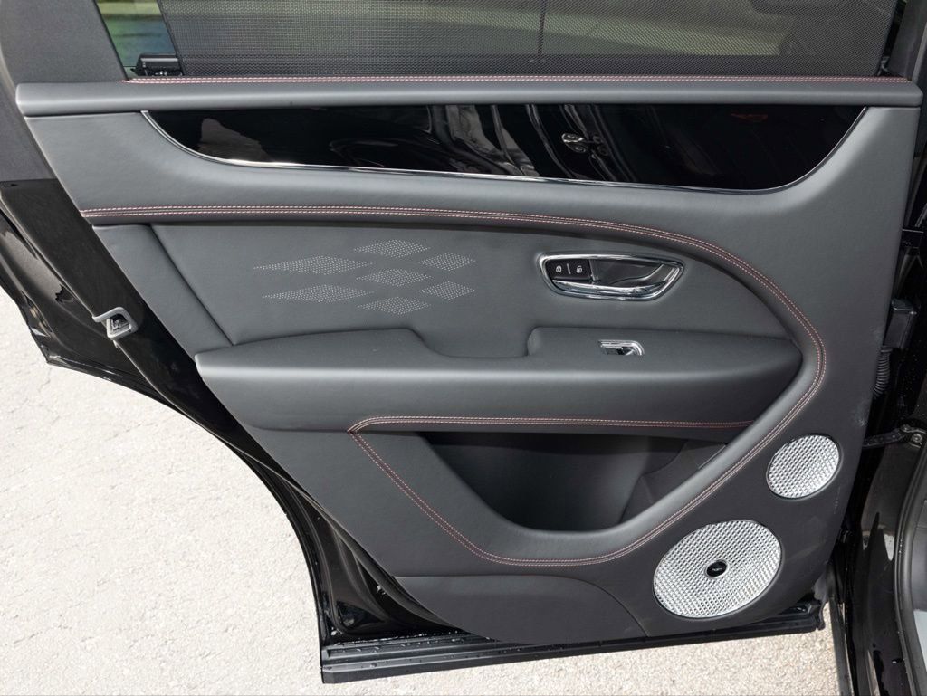 Used 2025 Bentley Bentayga V8 image 56