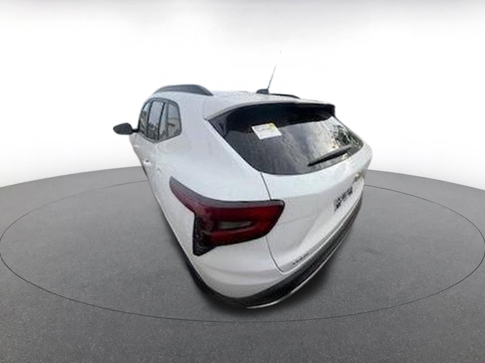 Used 2025 Chevrolet Trax LT image 6