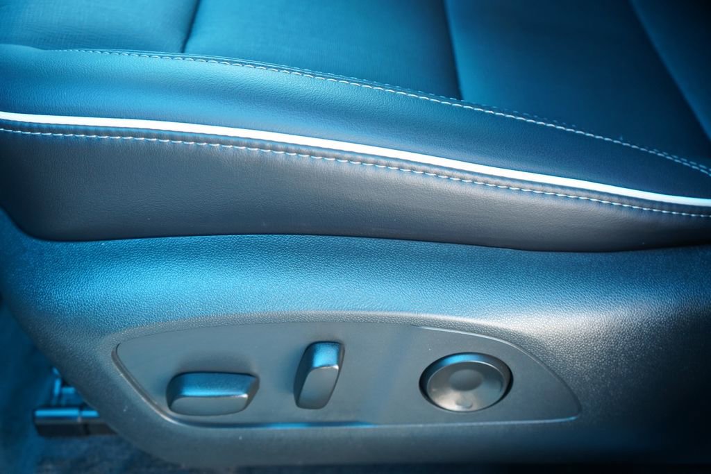 Used 2025 Buick Enclave Preferred AWD/4WD image 17