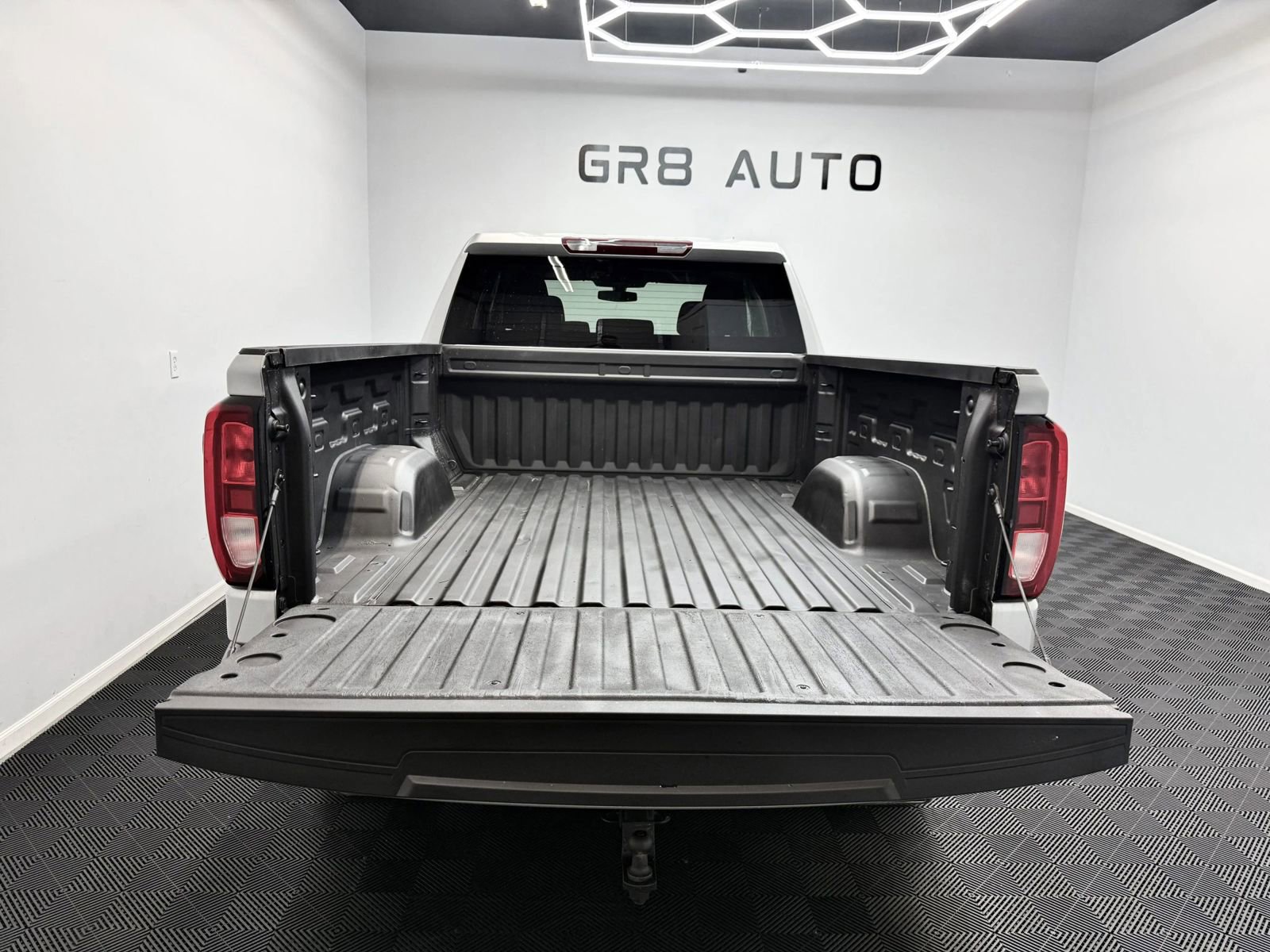 Used 2022 GMC Sierra 1500 SLE w/ X31 Off-Road Package AWD/4WD image 7