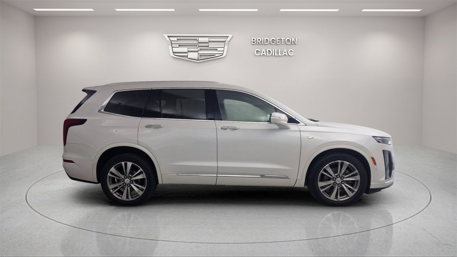 Used 2022 Cadillac XT6 Premium Luxury w/ Platinum Package image 2