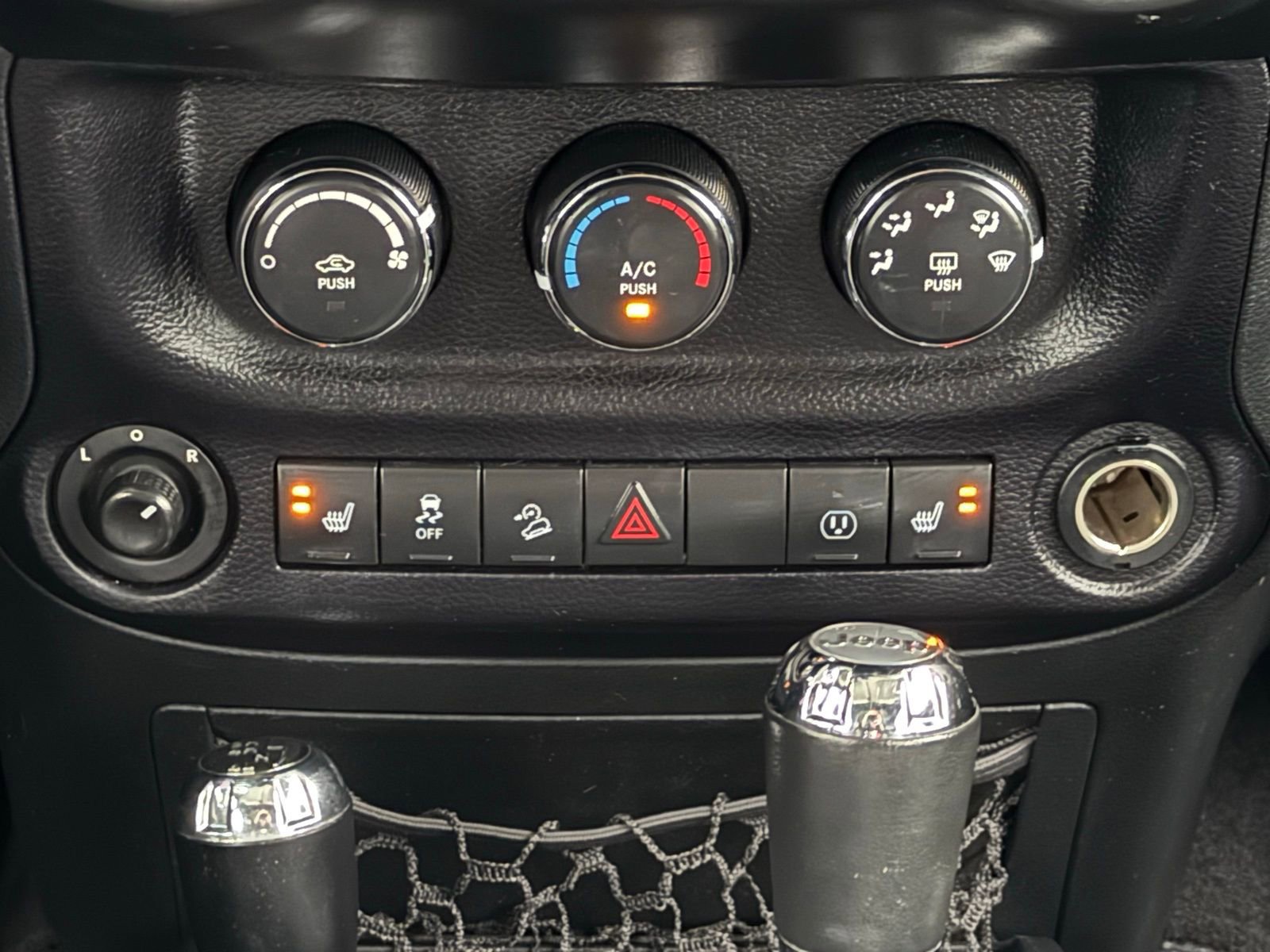 Used 2016 Jeep Wrangler Unlimited Sahara image 21