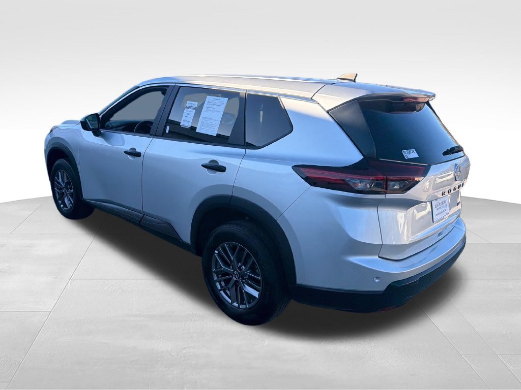 Used 2024 Nissan Rogue S AWD/4WD image 3