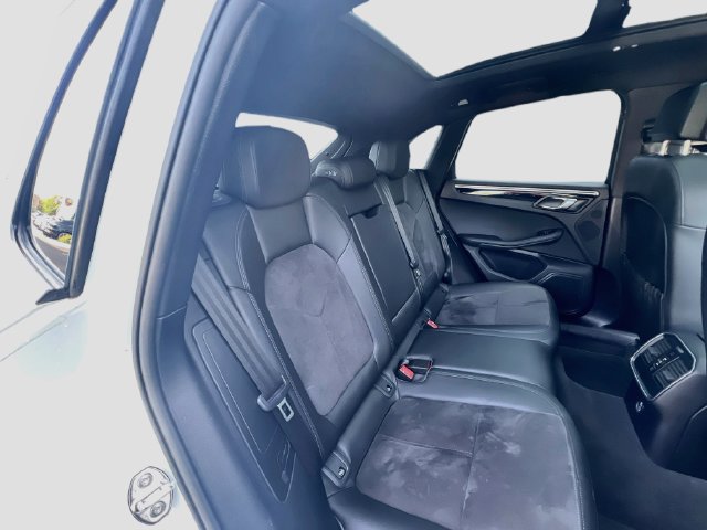 Certified 2020 Porsche Macan AWD/4WD image 30