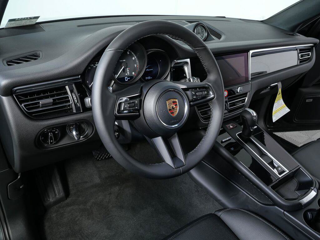 Certified 2026 Porsche Macan AWD/4WD image 4